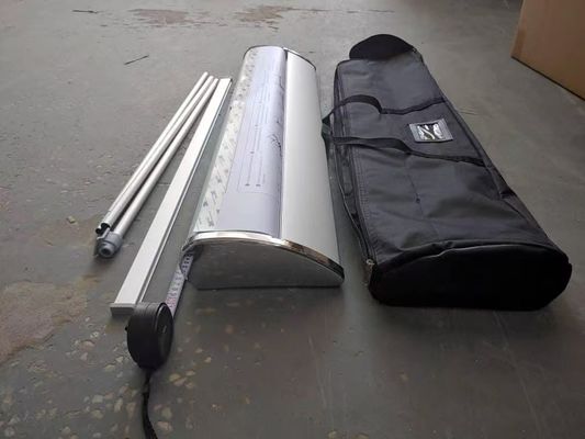 Suporte de banner retrátil de alumínio com base larga Flad para propaganda